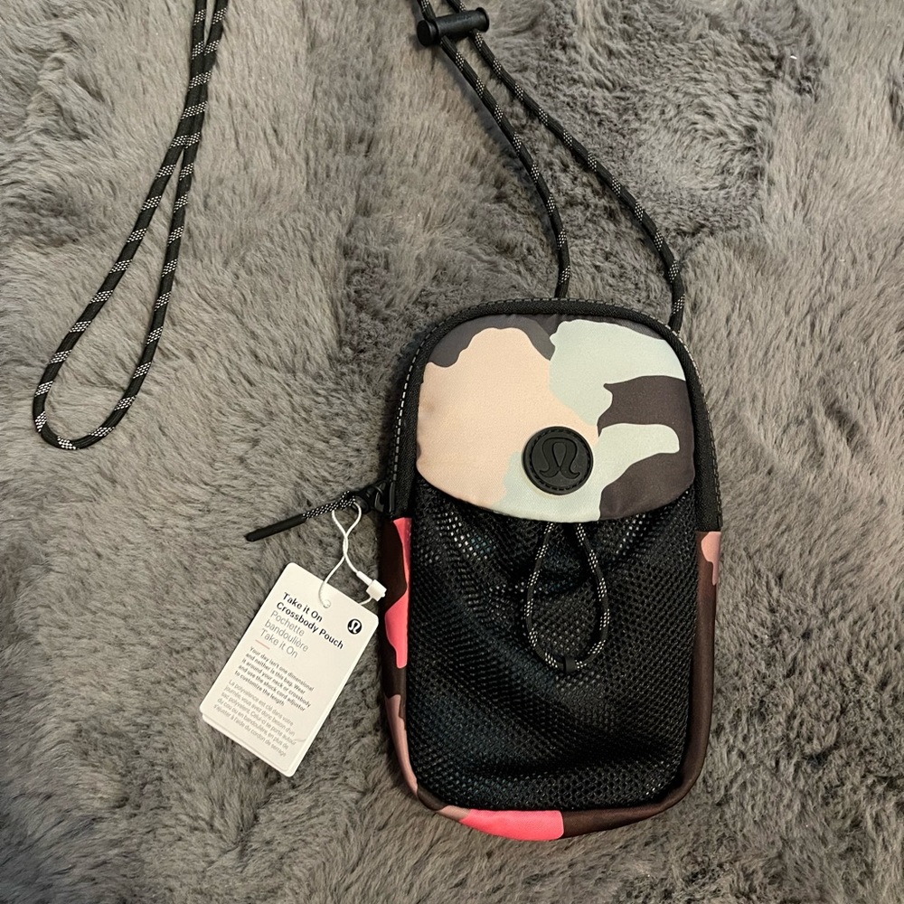 NWT Lululemon Take It On Crossbody Pouch